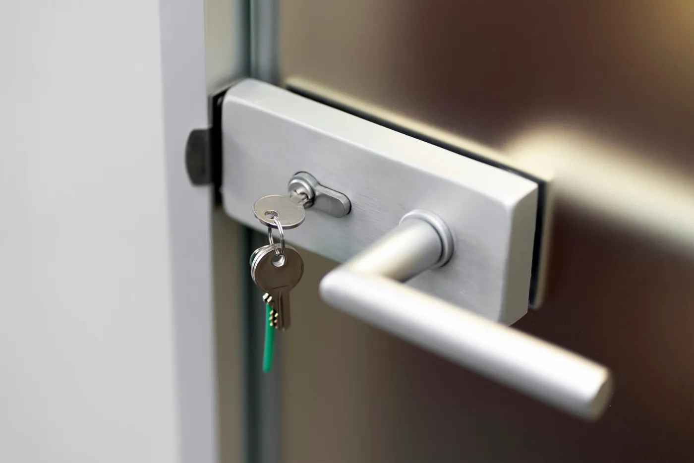 Serrure et clés sur une porte vitrée de hall d'immeuble à Clichy-la-Garenne